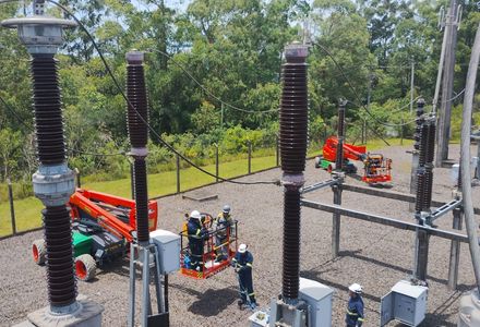 Equipe executando manutenção preventiva elétrica em subestação industrial