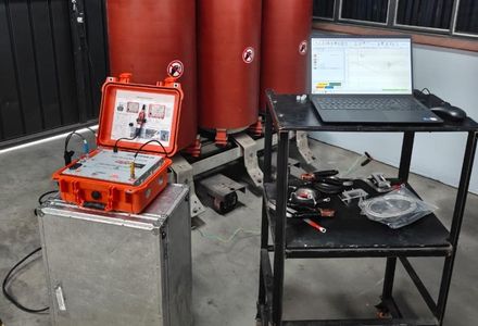 Testes de comissionamento em painel de subestação elétrica