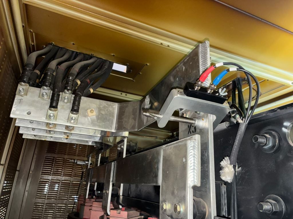Conexões do equipamento de ensaio no barramento do transformador